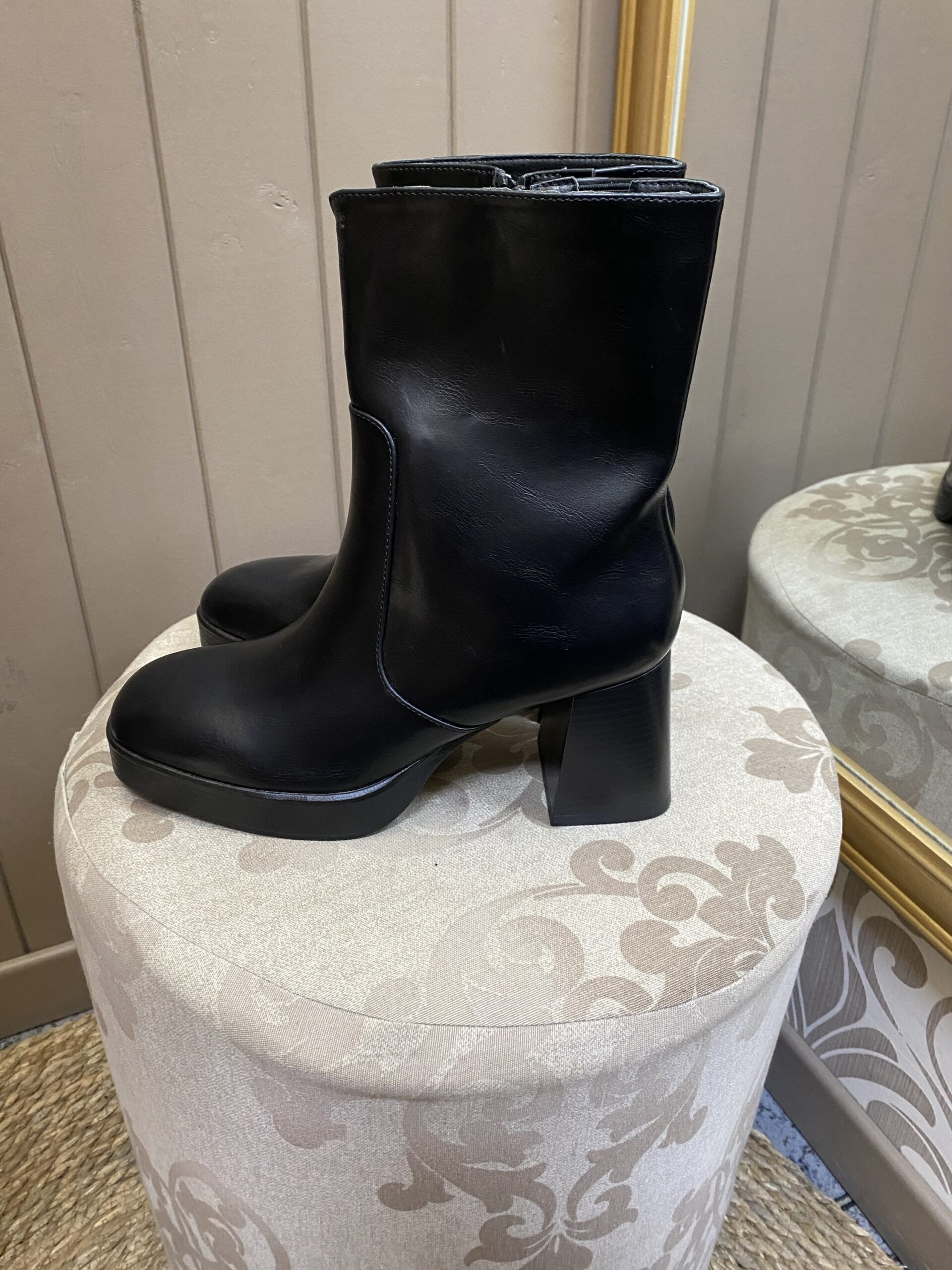 Bota negra - Imagen 3